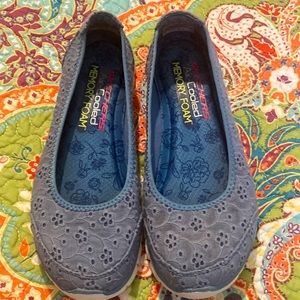Skechers size 5 color is light blue.